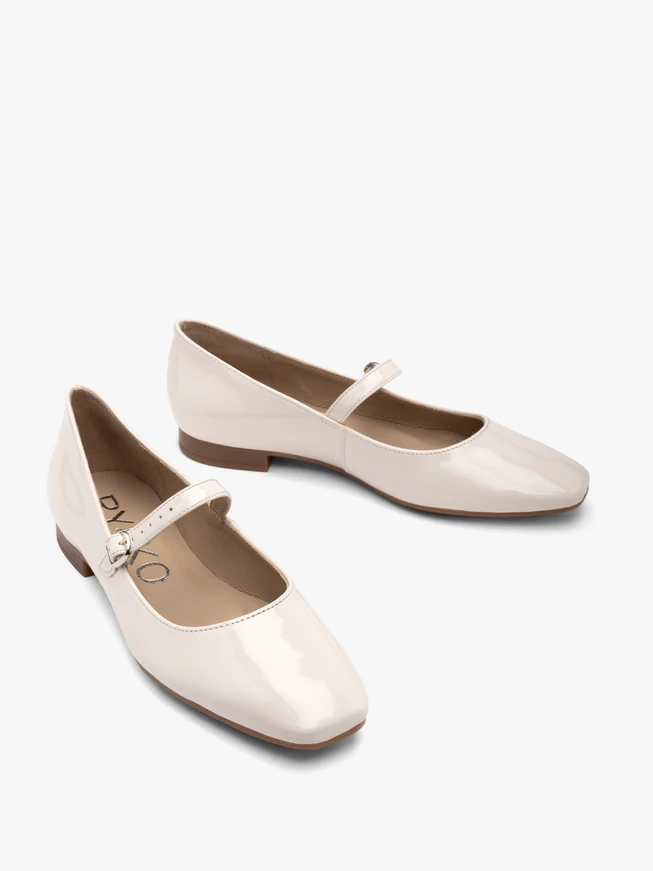 Cremefarbene lackierte Ballerinas mit dekorativem Verschluss
