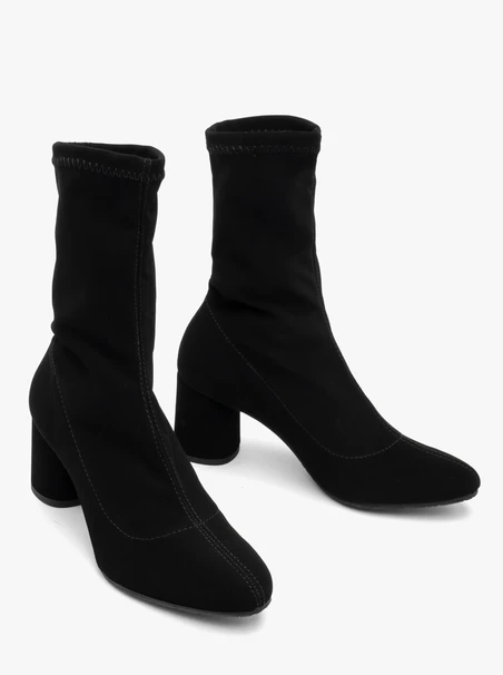 Flexible schwarze Keilstiefel mit runder Spitze