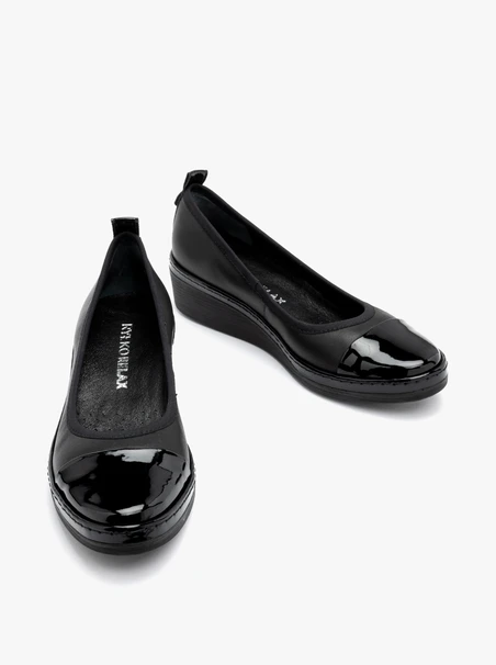 Schwarze Pumps mit lackierter Nase