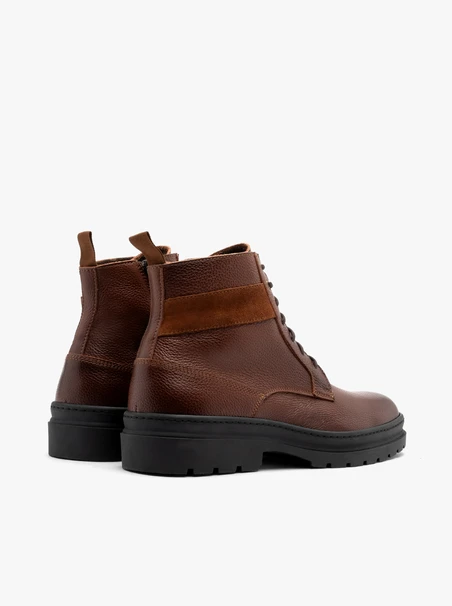 Braune Herrenstiefel mit festem Boden