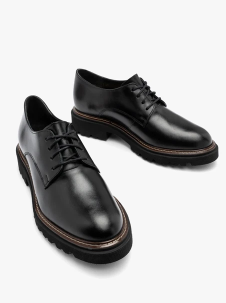 Schwarze Damenhalbschuhe mit dekorativem Boden
