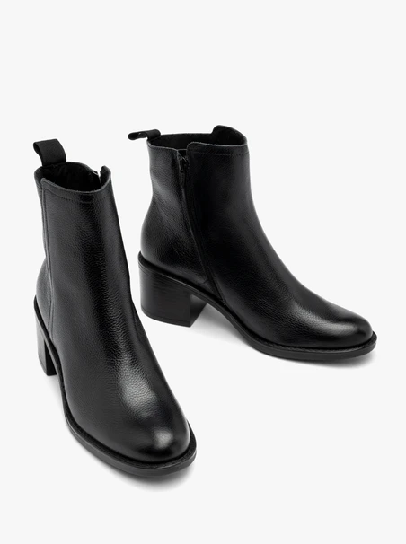Schwarze Stiefel mit hohem Absatz und gerade geschnittenem Schaft