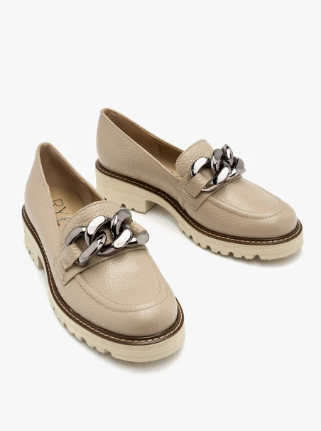 Beige Mokassins mit Zierkette