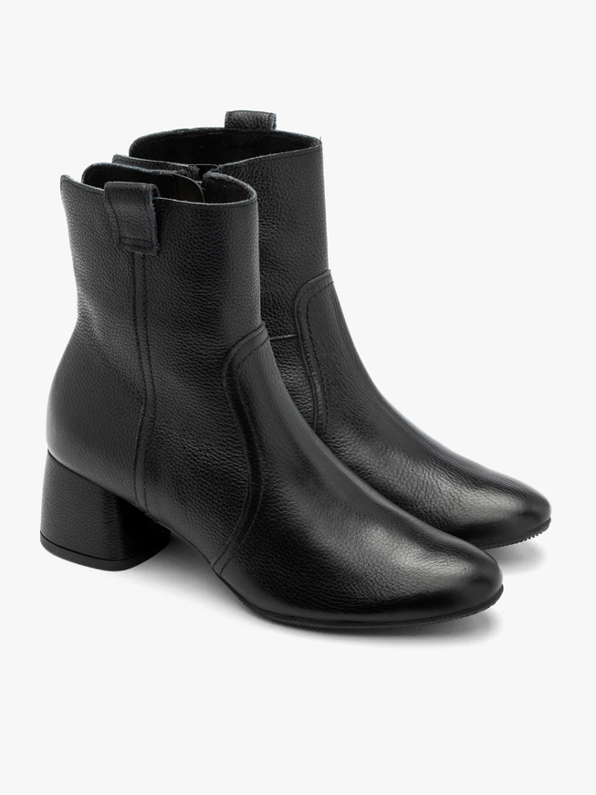 Schwarze Damenstiefel mit niedrigen Absätzen