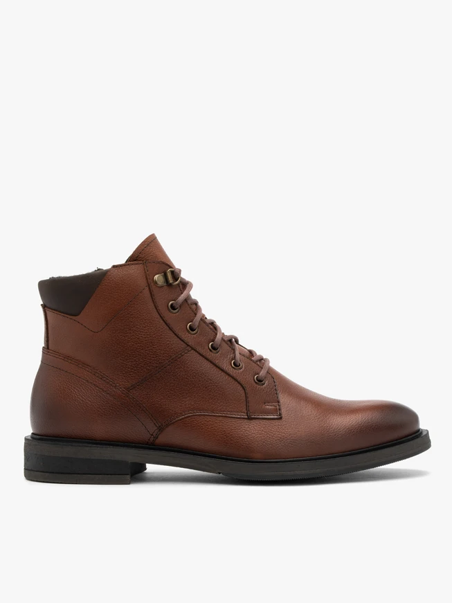 Braune Herrenstiefel mit Ziernähten auf dem Schaft