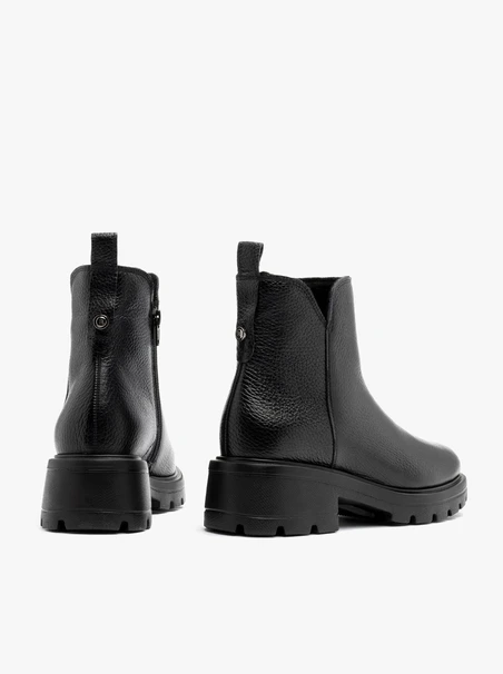 Schwarze Damenstiefel mit dicken Sohlen