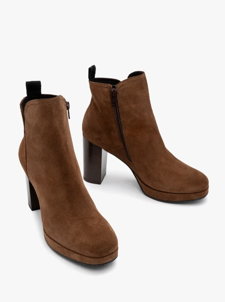 Braune Velourslederstiefel mit hohem Absatz und Ballkappe