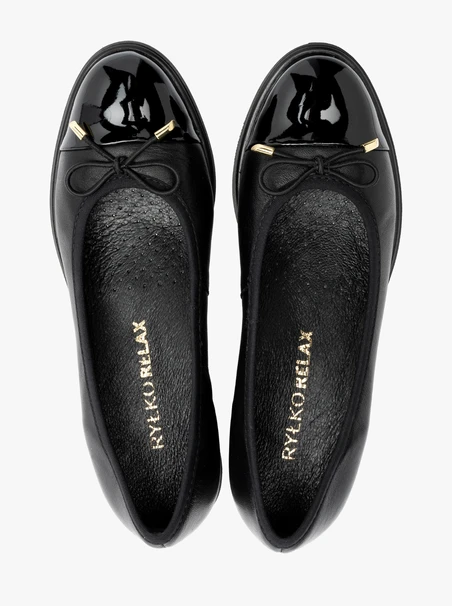Schwarze Pumps mit niedrigem Plateau