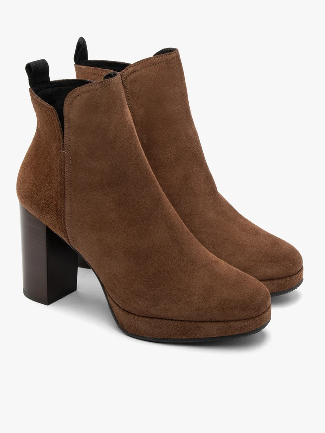 Braune Velourslederstiefel mit hohem Absatz und Ballkappe
