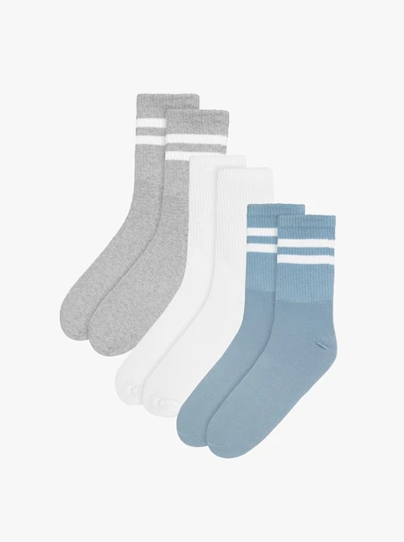 Blaue Socken mit weißen Streifen
