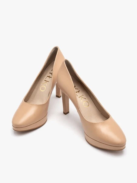 Beigefarbene hochhackige Pumps und Ballkleider