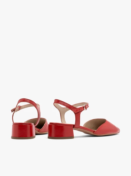 Rote Pumps mit offenen Absätzen