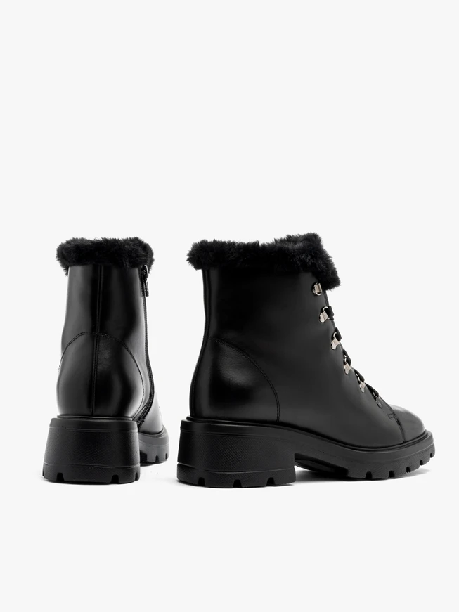 Schwarze Schnürstiefel mit Fell