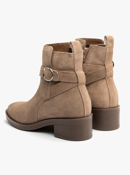 Sandfarbene Damenstiefel mit Zierschnalle