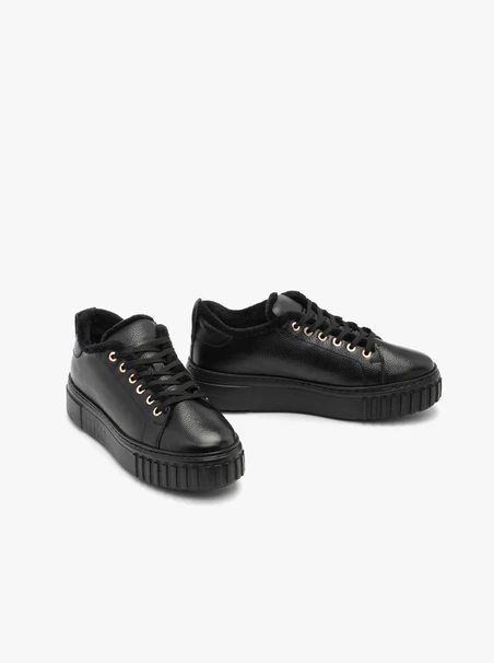Insulated sporty shoes in black