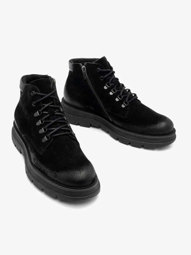 Black insulated men’s boots