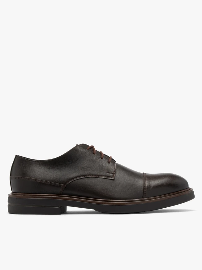 Dunkelbraune Herrenschnürschuhe mit Ziernähten auf dem Schaft