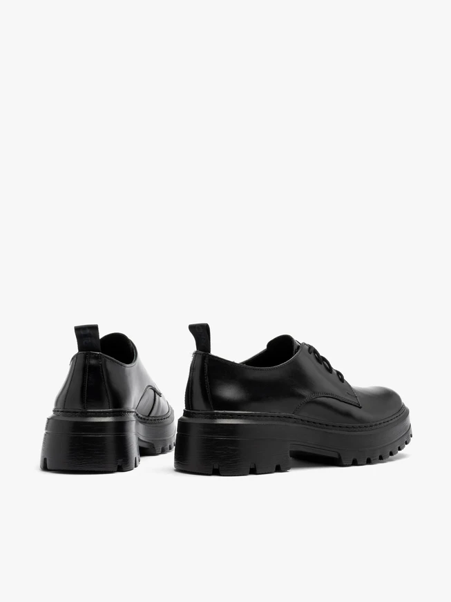 Schwarze Halbschuhe auf leichter Sohle
