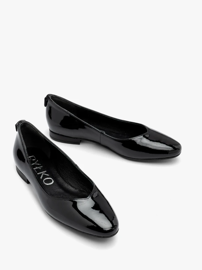 Schwarz lackierte Ballerinas mit runder Zehe