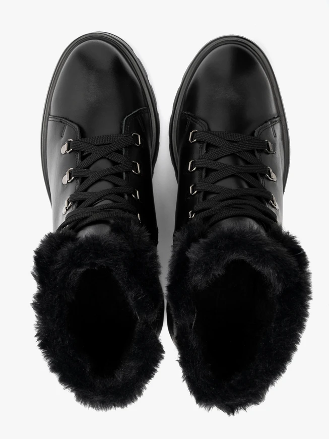 Schwarze Schnürstiefel mit Fell