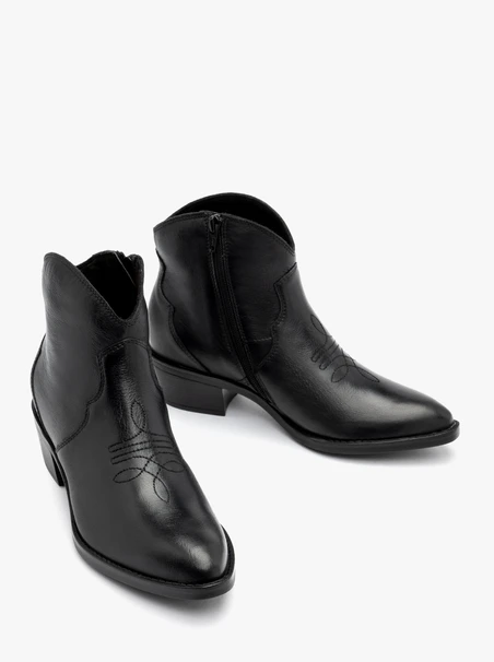 Schwarze Cowboystiefel mit dekorativer Stickerei