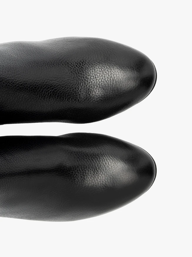 Schwarze Stiefel mit flexiblem, schmalem Schaft und niedrigem Absatz
