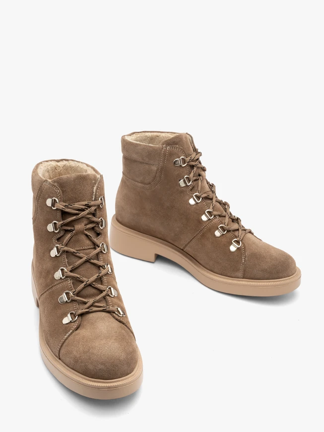 Veloursstiefel mit Zierhaken und Schnürsenkeln