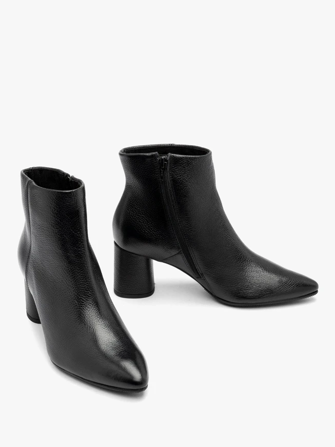 Damenstiefel mit ovalem Schaft