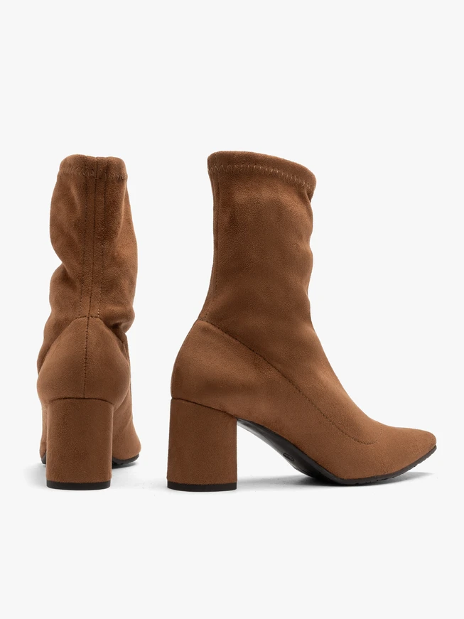 Elastic pointed-toe ankle boots