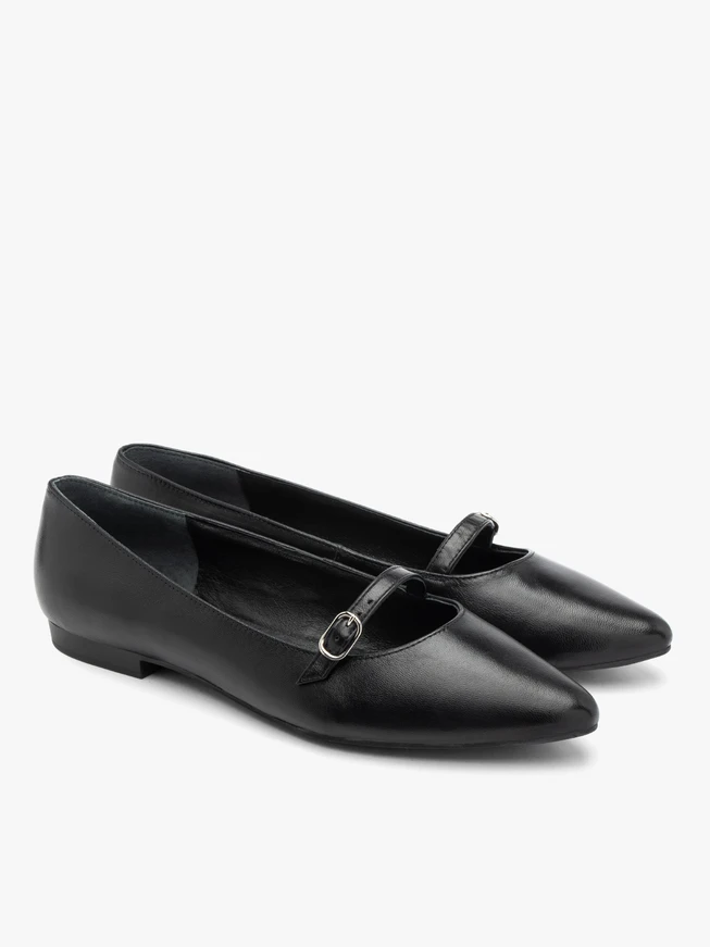 Black pointed ballerinas with strap