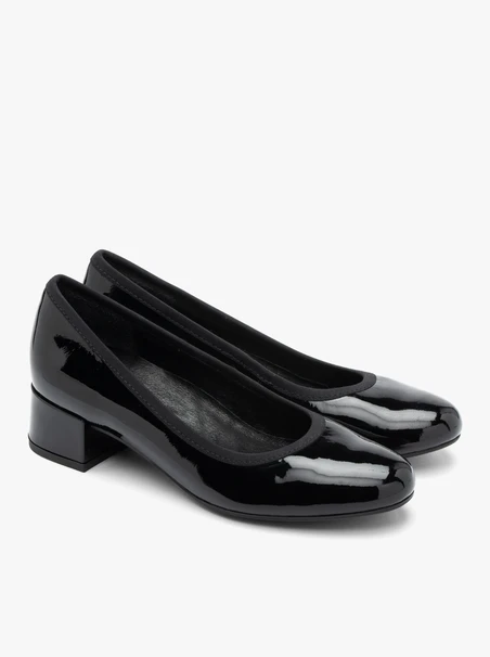 Black patent women’s pumps