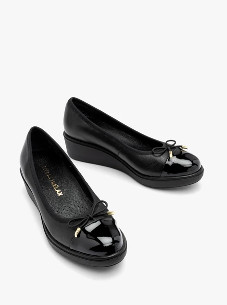 Schwarze Pumps mit niedrigem Plateau