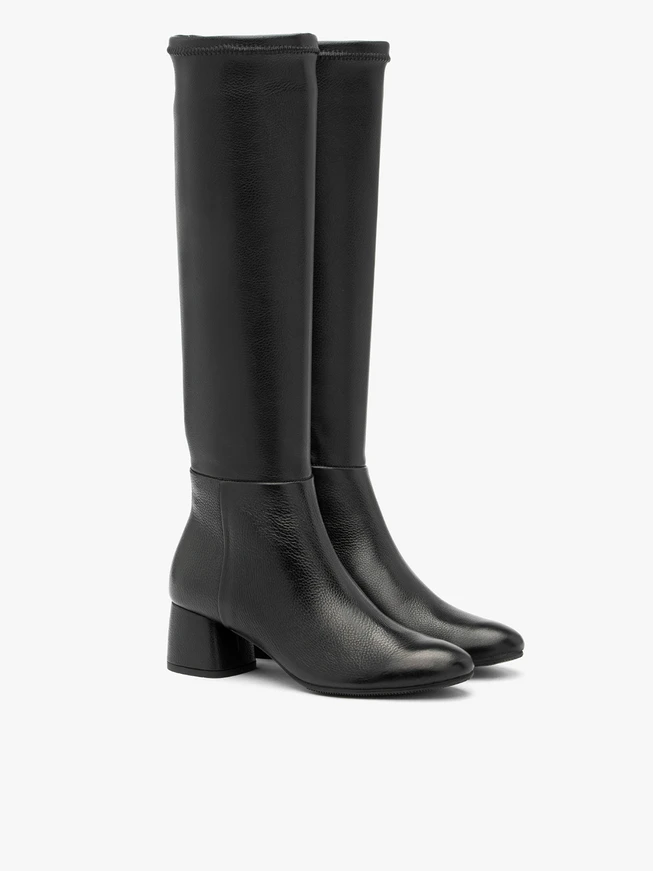 Schwarze Stiefel mit elastischem Schaft und niedrigem Absatz