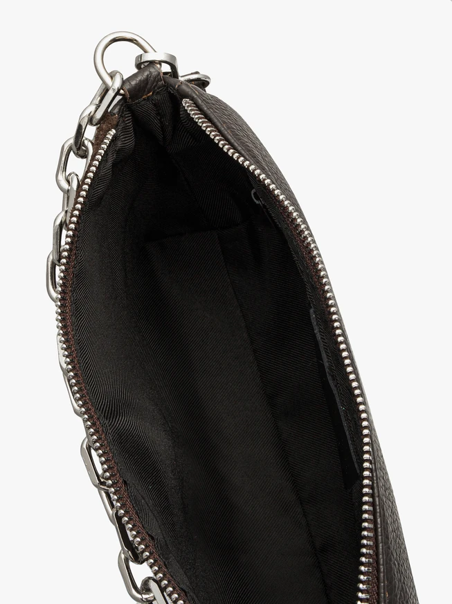 Braune Handtasche mit dekorativer Kette