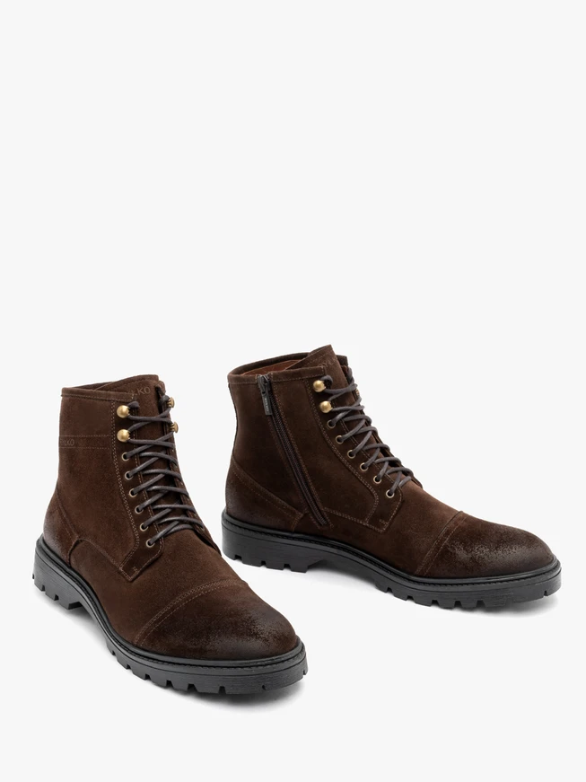 Brown men’s boots lined with natural shearling