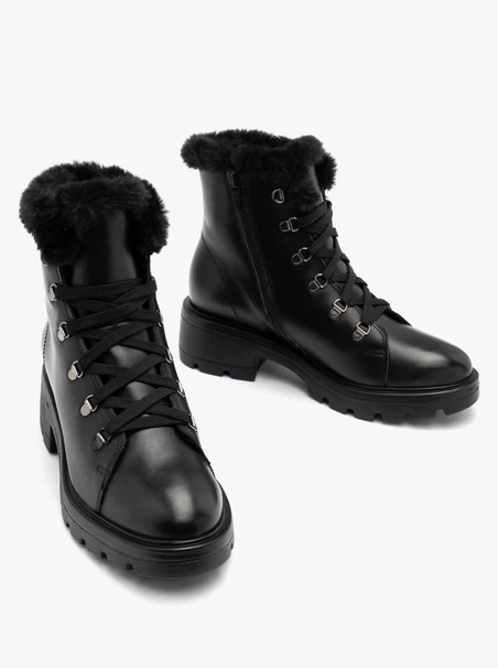 Schwarze Schnürstiefel mit Fell
