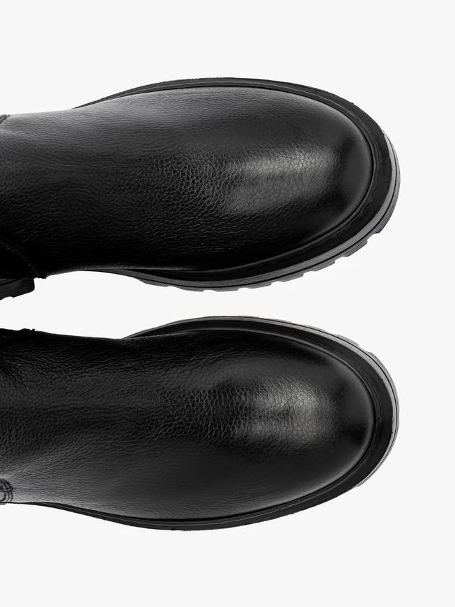 Schwarze Stiefel mit flexiblem Schaft und flacher Sohle