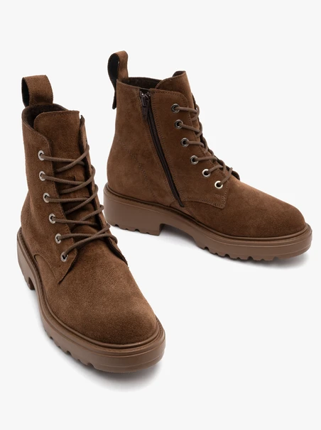 Braune Veloursstiefel