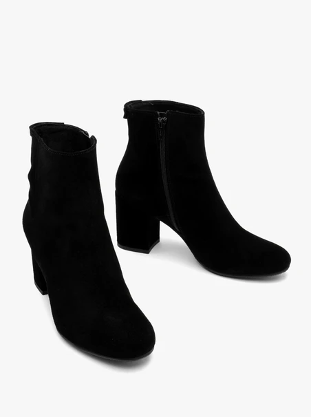 Klassische Veloursstiefel
Damenstiefel auf einem massiven Block