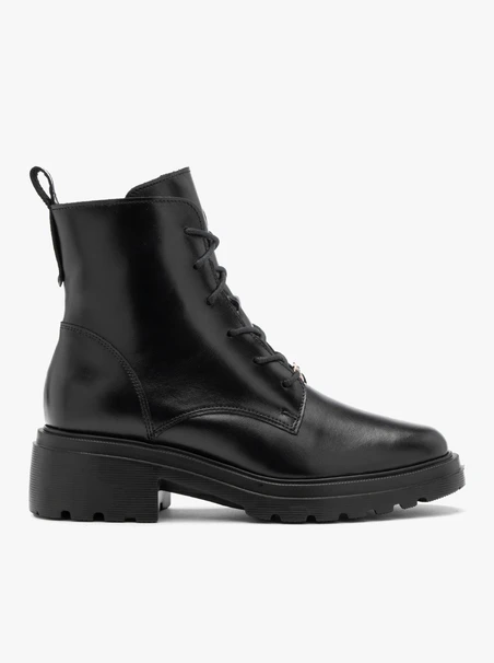 Black women’s boots with chunky sole