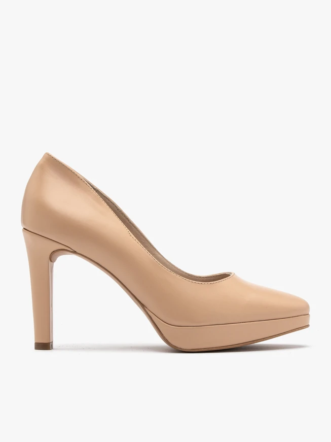 Beigefarbene hochhackige Pumps und Ballkleider