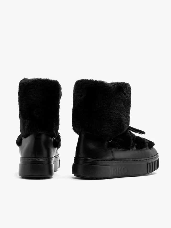 Black insulated women’s snow boots