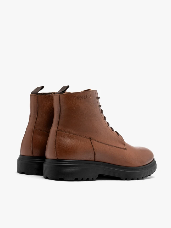 Braune Herrenstiefel mit schwarzem Boden