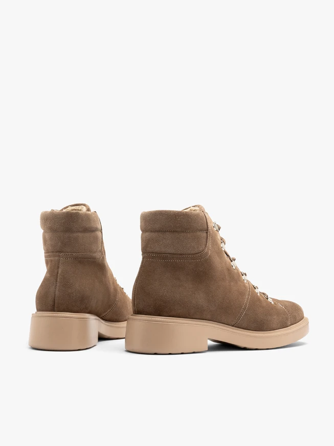 Veloursstiefel mit Zierhaken und Schnürsenkeln