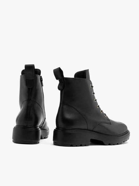 Schwarze Damenstiefel mit leichter Sohle