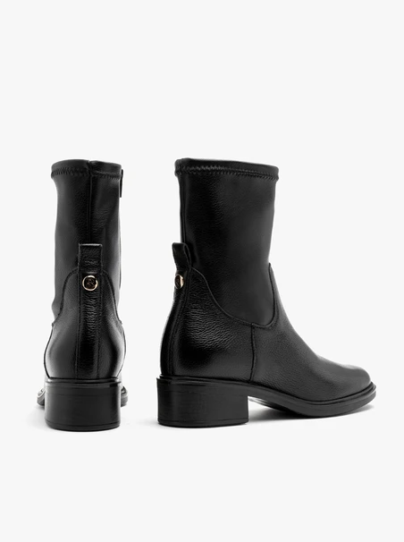 Schwarze Stiefel mit Stretchmaterial