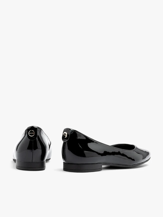 Schwarz lackierte Ballerinas mit runder Zehe
