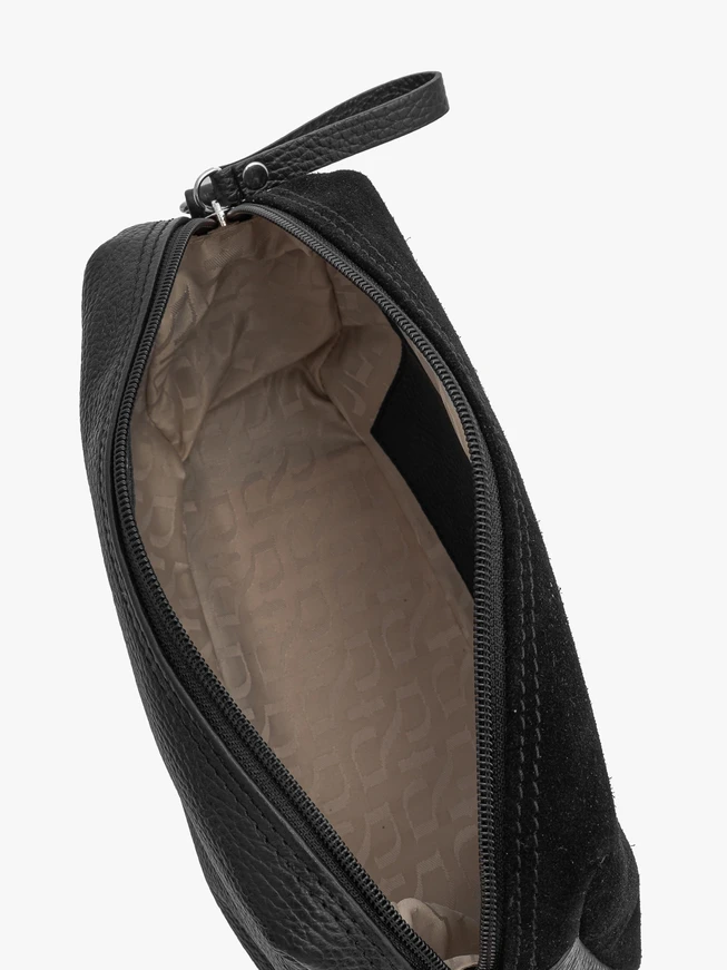 Schwarze Damentasche an einem breiten Riemen mit Logo