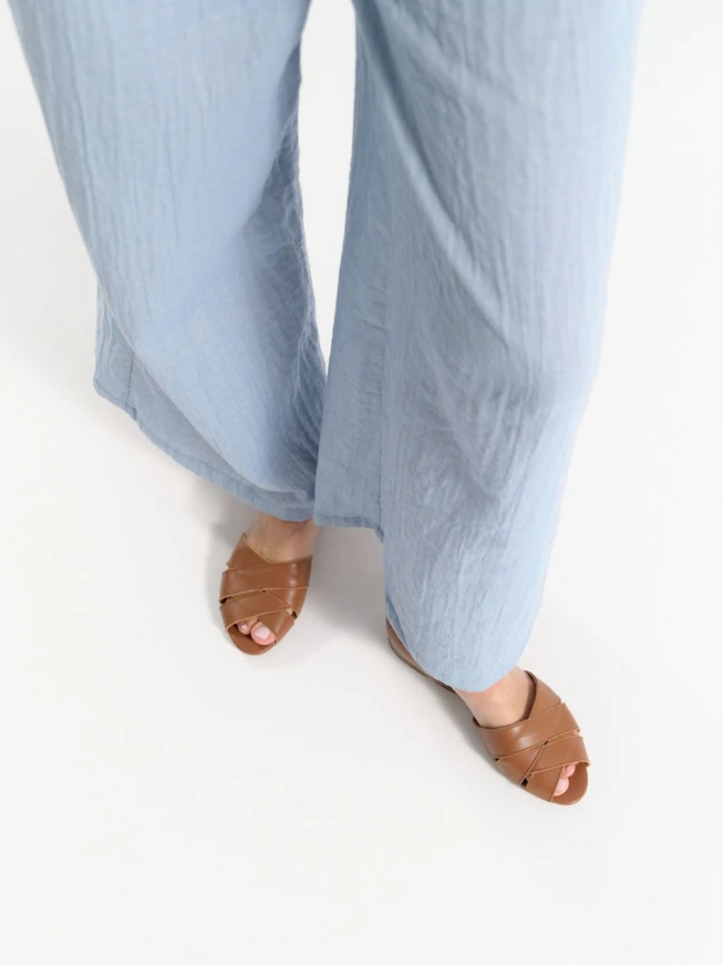 Hellbraune Sandalen mit verziertem Schaft
