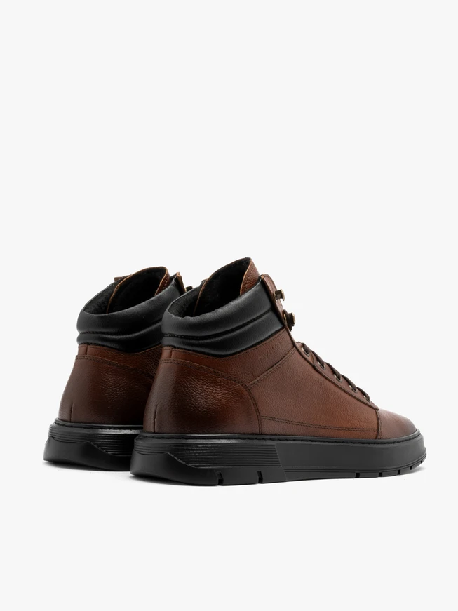 Braune Herren-Sportstiefel mit schwarzer Sohle